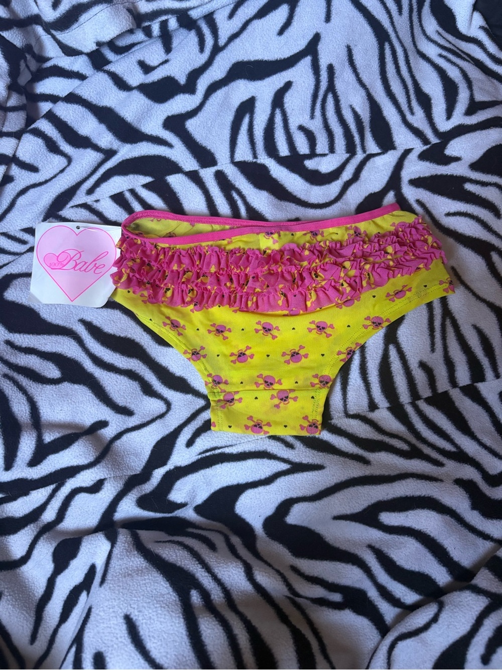DEADSTOCK 100% Babe yellow skull ruffled panties